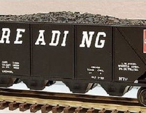 LIONEL 19312 READING QUAD HOPPER WITH COAL
