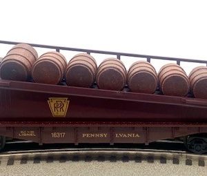 LIONEL 16317 PENNSYLVANIA RAILROAD BARREL RAMP CAR