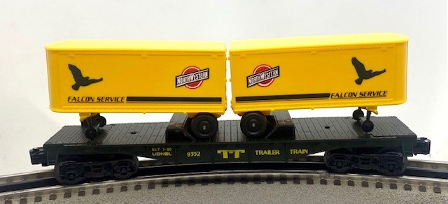 LIONEL 6-9352 CHICAGO AND NORTHWESTERN FLATCAR WITH TRAILERS